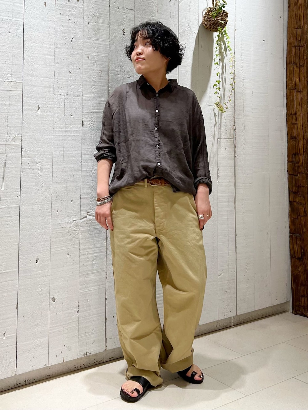 グレー系のTシャツ/カットソーを着用したレディースの夏コーディネートの2枚目の写真