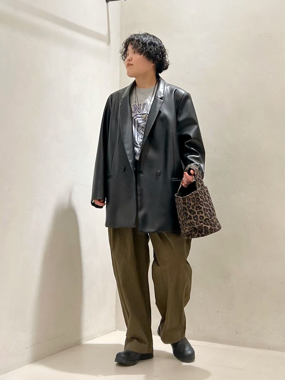グリーン系のその他パンツ、グレー系のTシャツ/カットソーを着用したレディースの春コーディネートの2枚目の写真