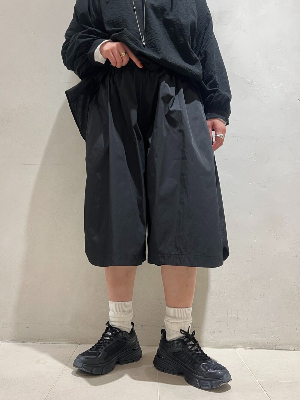 グリーン系のミリタリージャケット、ブラック系のその他パンツ、ホワイト系のTシャツ/カットソーを着用したレディースの冬コーディネートの10枚目の写真