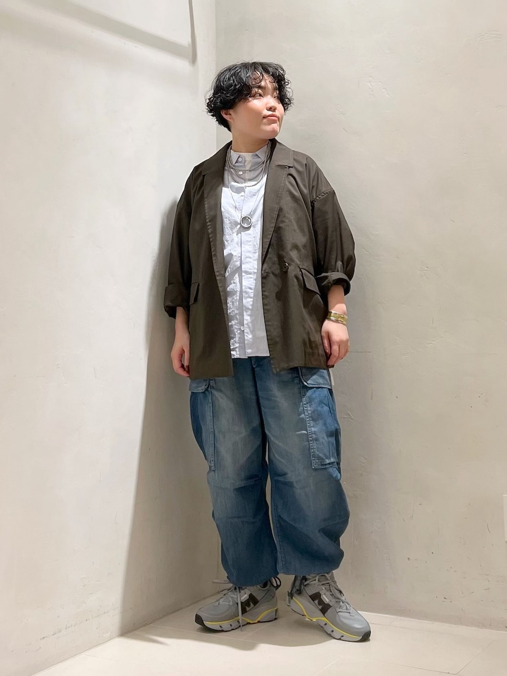 ブラウン系のテーラードジャケット、ブルー系のシャツ/ブラウス、ホワイト系のTシャツ/カットソーを着用したレディースの春コーディネートの3枚目の写真