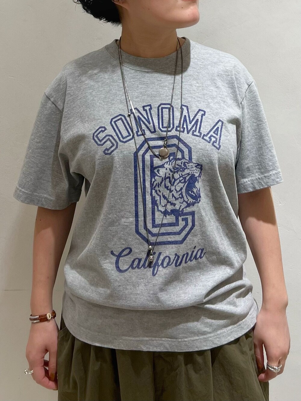 グリーン系のその他パンツ、グレー系のTシャツ/カットソーを着用したレディースの春コーディネートの9枚目の写真