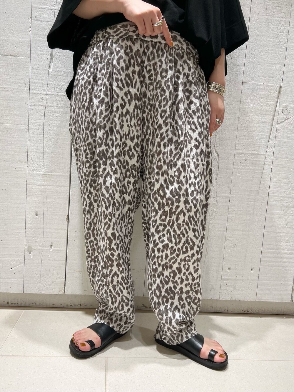 ブラウン系のその他パンツ、ブラック系のTシャツ/カットソーを着用したレディースの春コーディネートの6枚目の写真