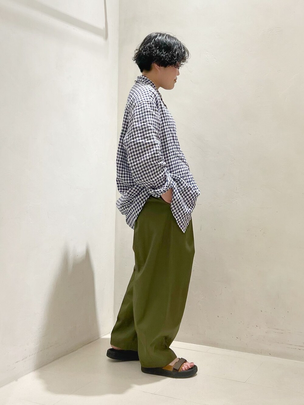グリーン系のその他パンツ、ブルー系のシャツ/ブラウスを着用したレディースの春コーディネートの2枚目の写真