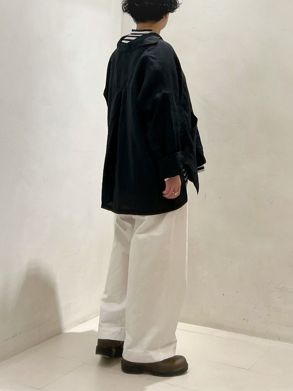 ホワイト系のその他パンツ、ブラック系のシャツ/ブラウス、ブラック系のTシャツ/カットソーを着用したレディースの春コーディネートの4枚目の写真