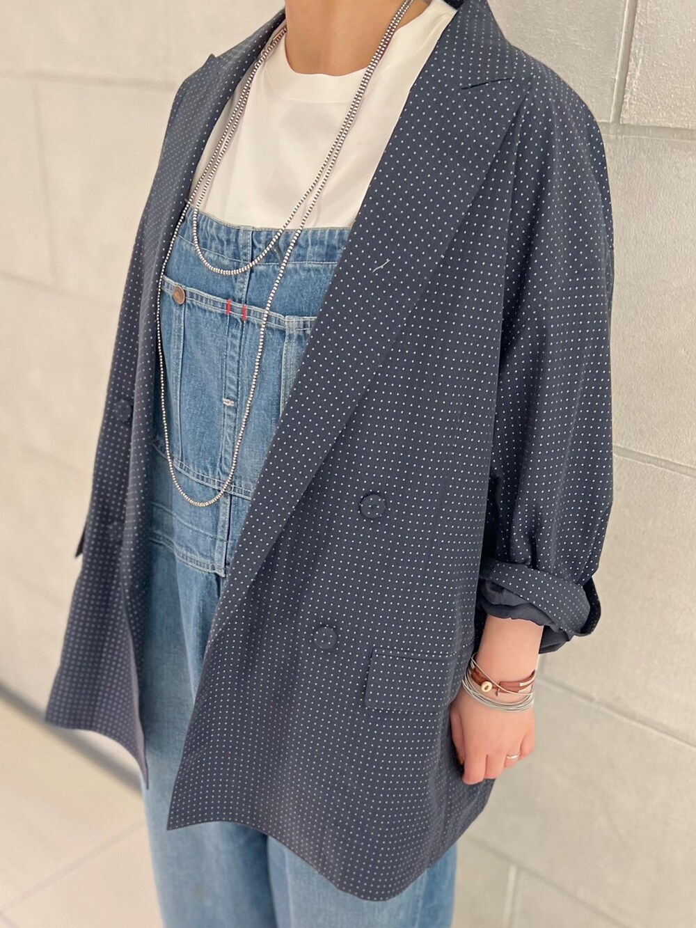 ブルー系のその他アウター、ブルー系のその他パンツ、ホワイト系のTシャツ/カットソーを着用したレディースの夏コーディネートの5枚目の写真