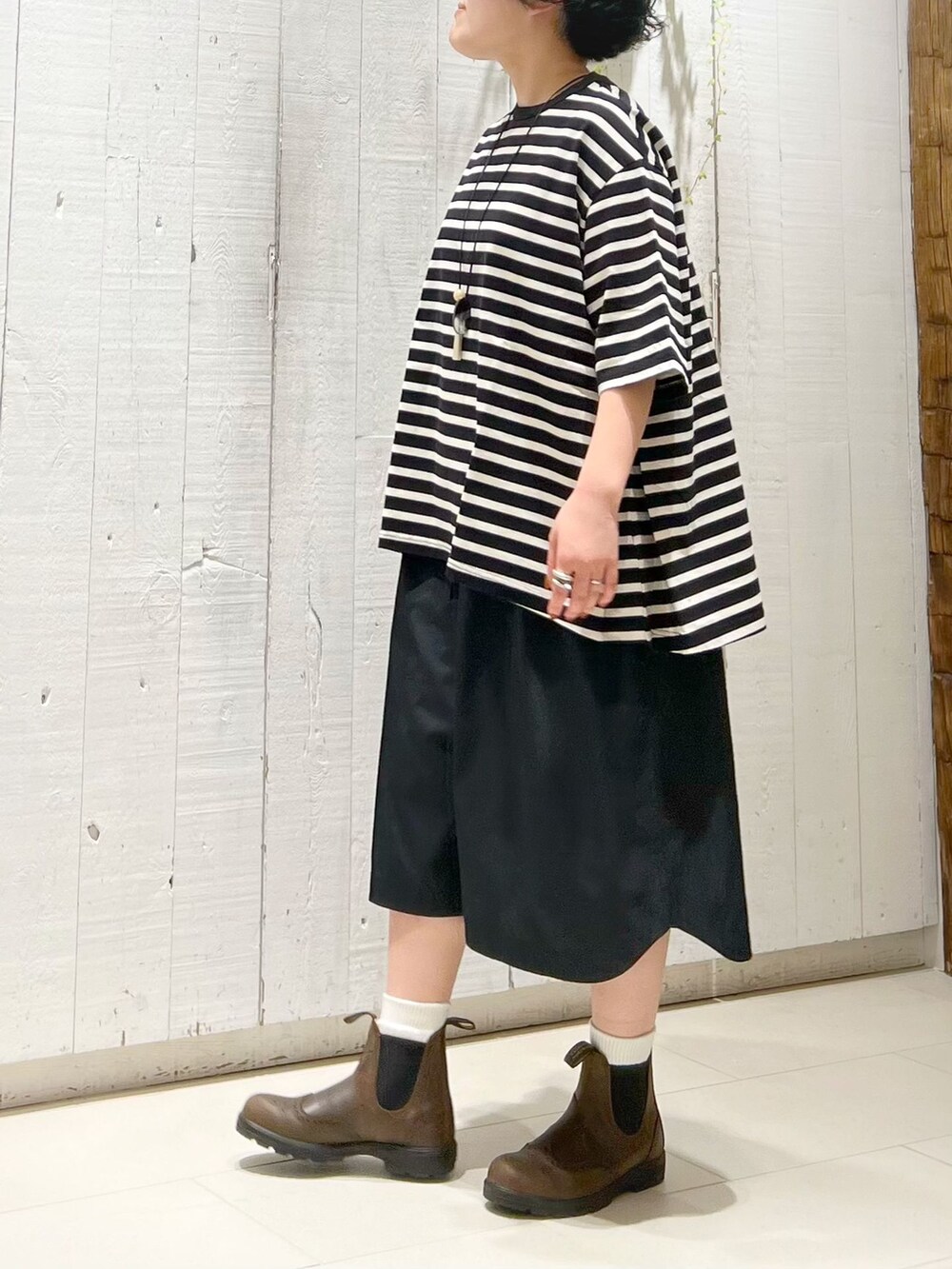 ブラック系のその他パンツ、ブラック系のTシャツ/カットソーを着用したレディースの夏コーディネートの2枚目の写真