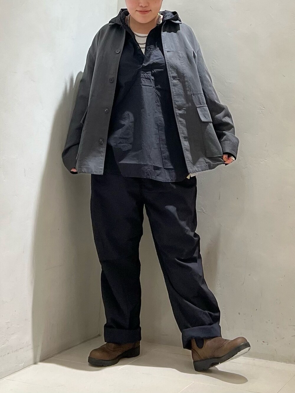 ブラック系のその他パンツ、ブラック系のシャツ/ブラウス、ホワイト系のTシャツ/カットソーを着用したレディースの春コーディネートの5枚目の写真