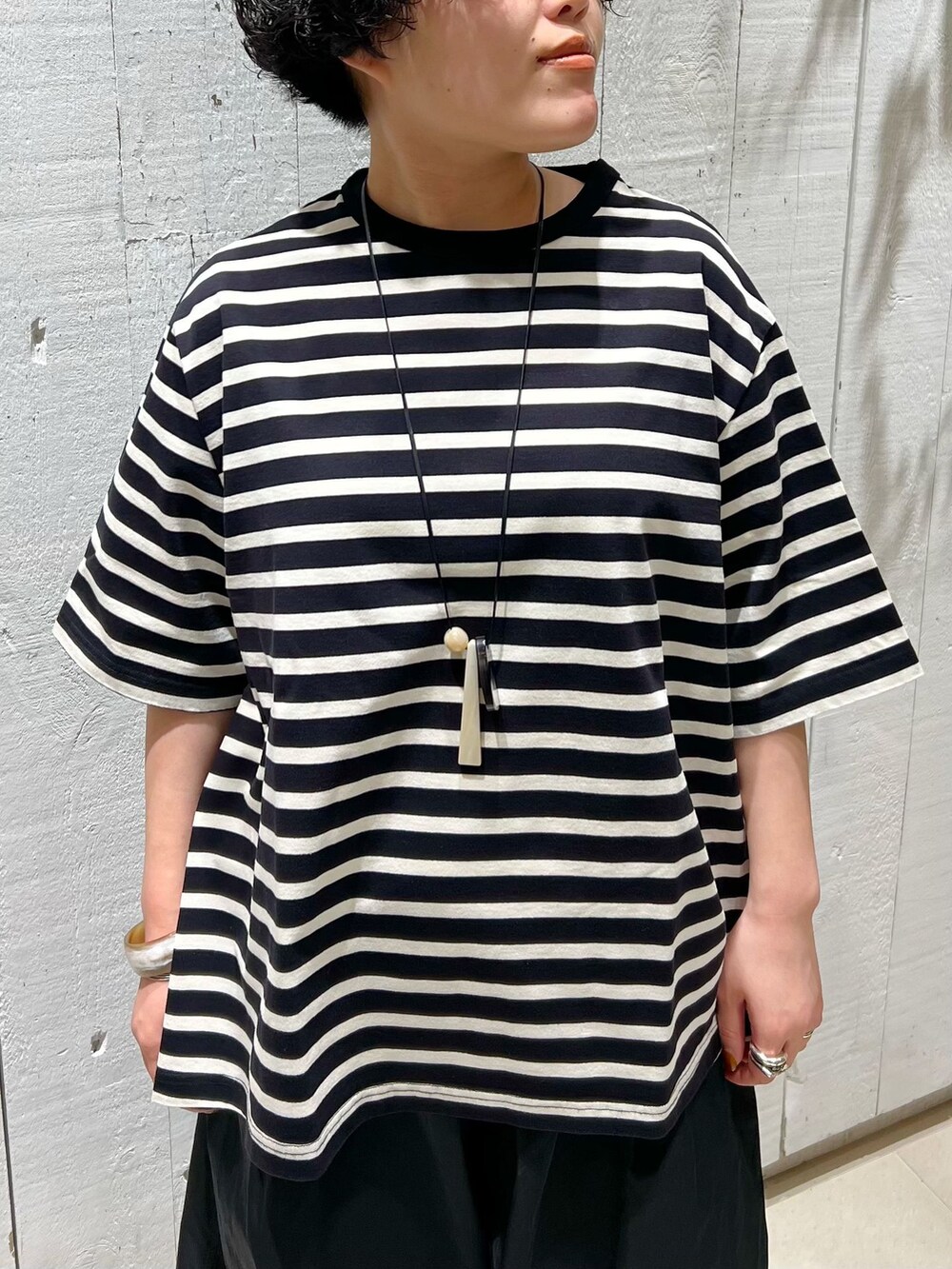 ブラック系のその他パンツ、ブラック系のTシャツ/カットソーを着用したレディースの夏コーディネートの5枚目の写真