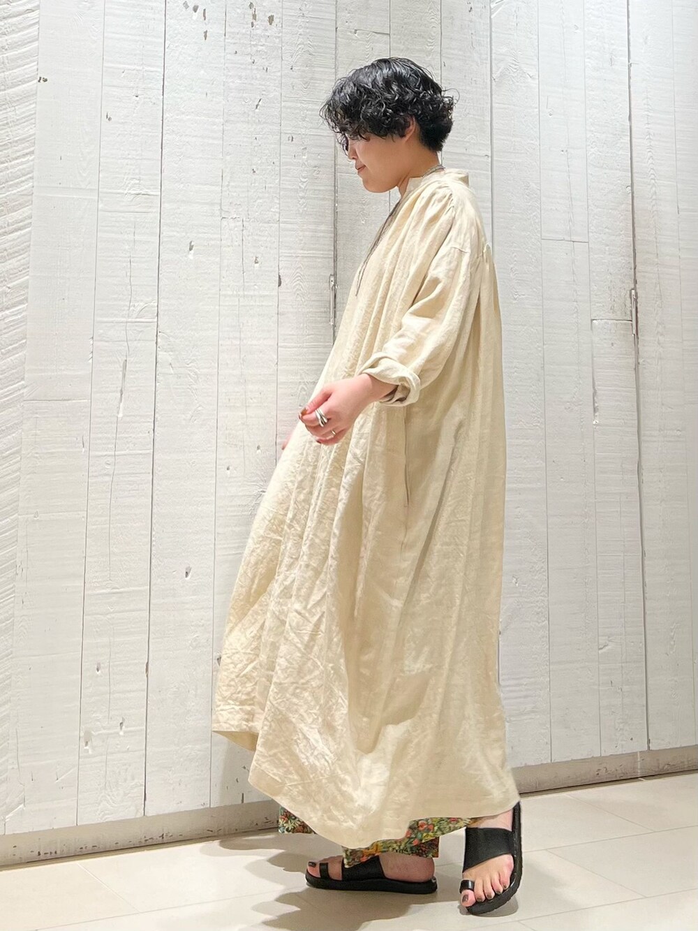 グリーン系のその他パンツ、ベージュ系のワンピース、ホワイト系のTシャツ/カットソーを着用したレディースの夏コーディネートの3枚目の写真