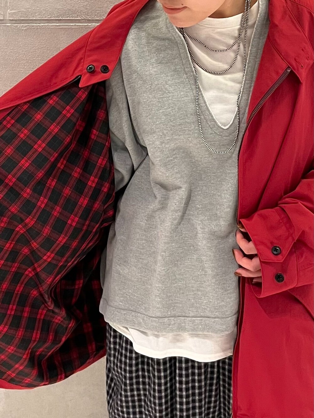 ブラック系のその他パンツ、グレー系のスウェット、ホワイト系のTシャツ/カットソーを着用したレディースの秋コーディネートの8枚目の写真