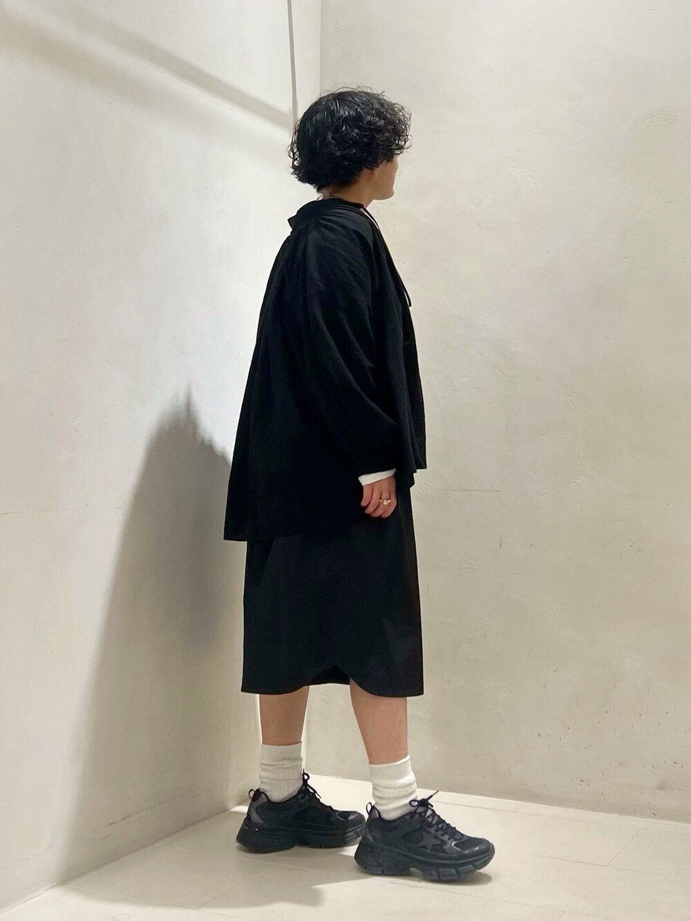 グリーン系のミリタリージャケット、ブラック系のその他パンツ、ホワイト系のTシャツ/カットソーを着用したレディースの冬コーディネートの4枚目の写真