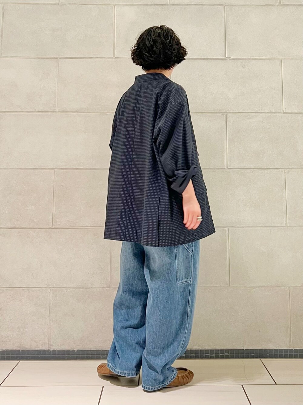 ブルー系のその他アウター、ブルー系のその他パンツ、ホワイト系のTシャツ/カットソーを着用したレディースの夏コーディネートの3枚目の写真