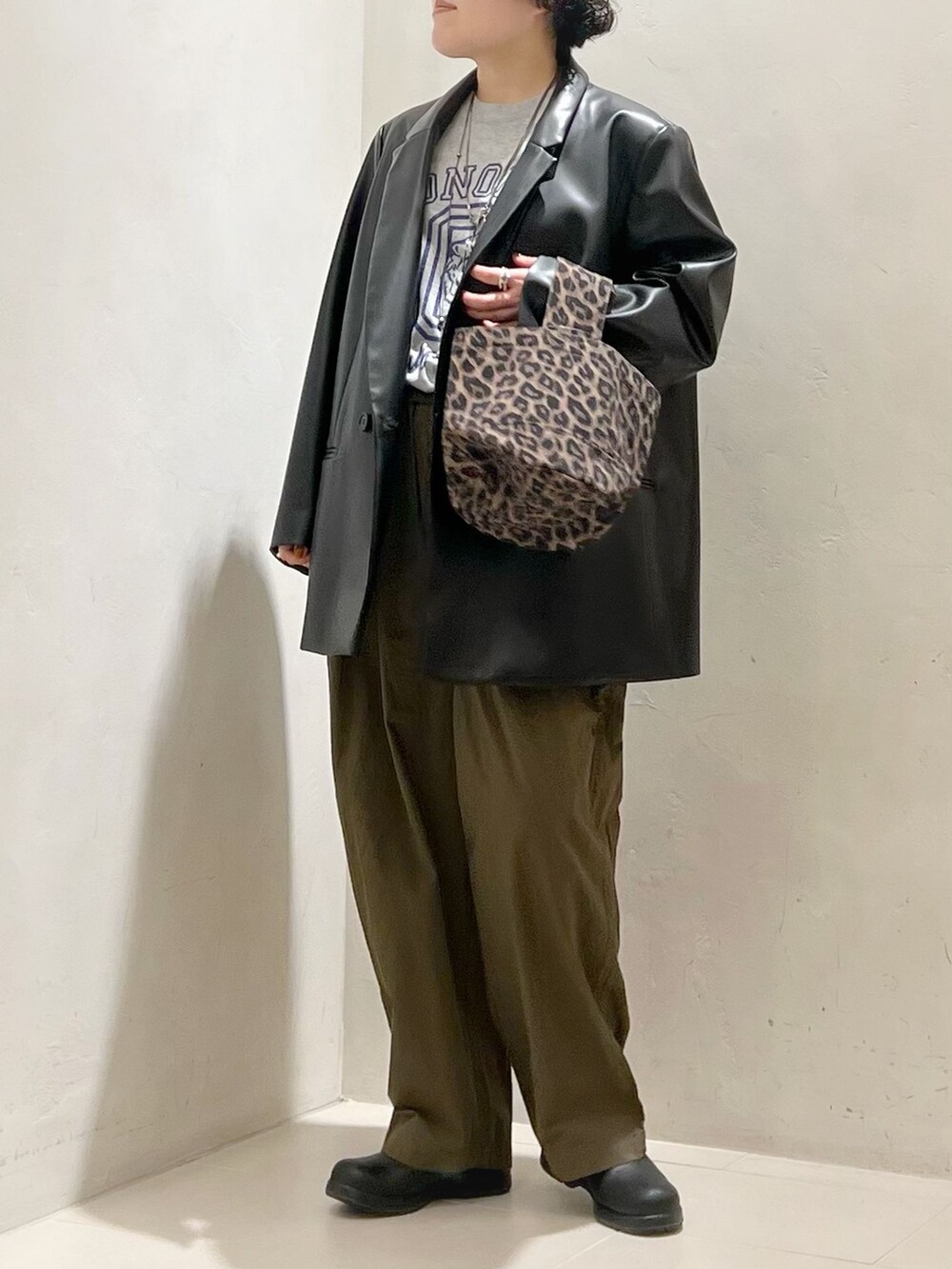 グリーン系のその他パンツ、グレー系のTシャツ/カットソーを着用したレディースの春コーディネートの4枚目の写真