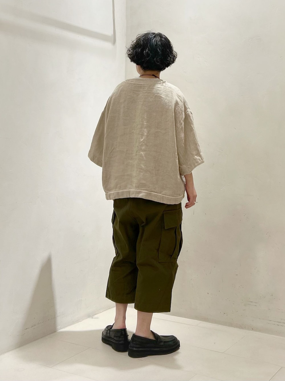 グリーン系のカーゴパンツ、ホワイト系のTシャツ/カットソーを着用したレディースの春コーディネートの4枚目の写真