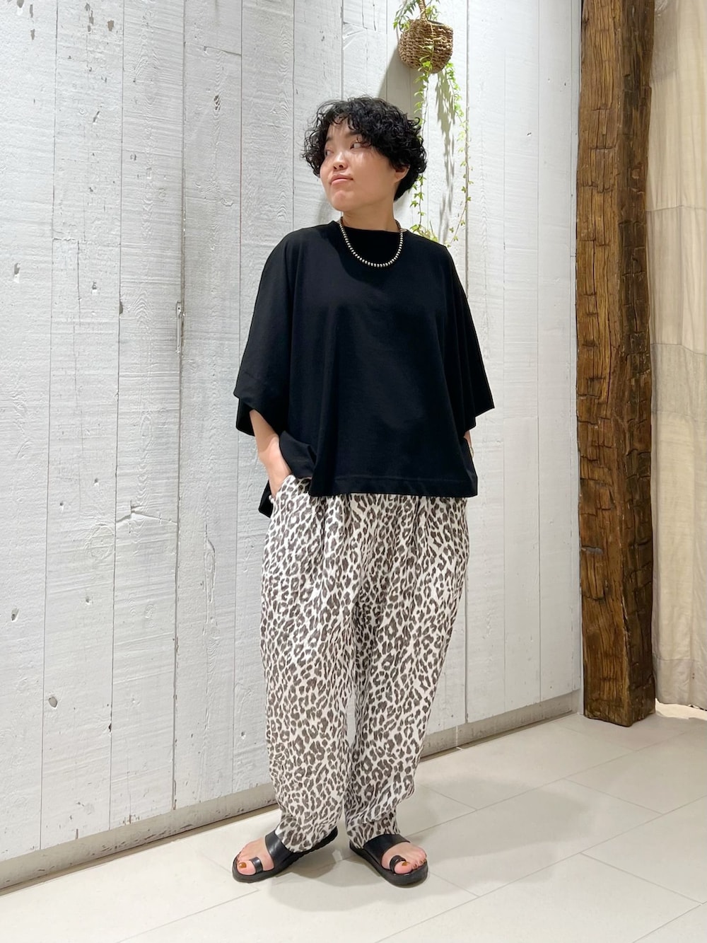 ブラウン系のその他パンツ、ブラック系のTシャツ/カットソーを着用したレディースの春コーディネートの3枚目の写真