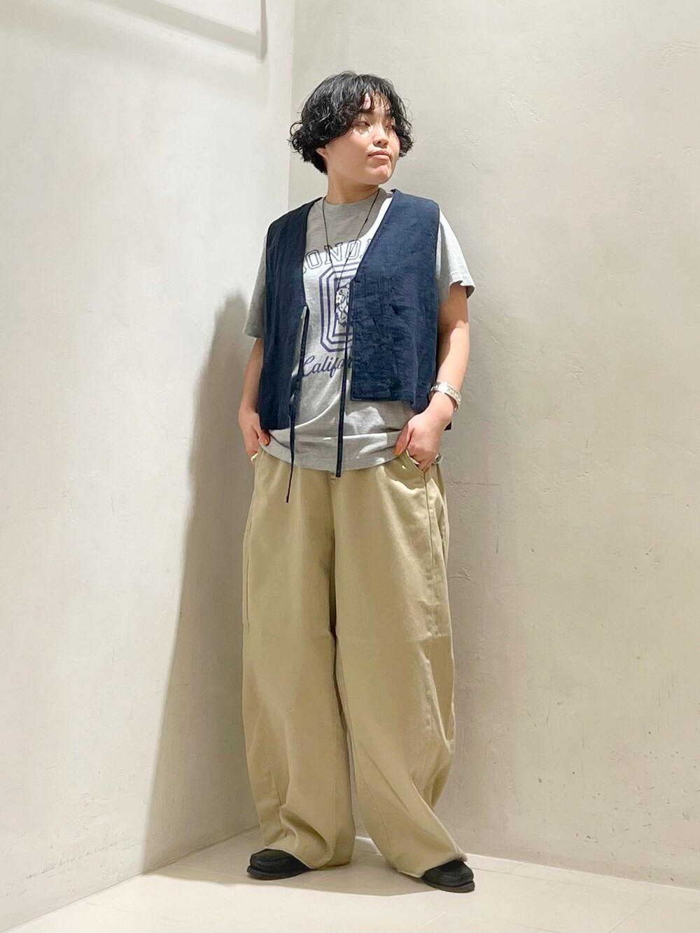 ブルー系のその他アウター、ベージュ系のチノパンツ、グレー系のTシャツ/カットソーを着用したレディースの春コーディネートの5枚目の写真