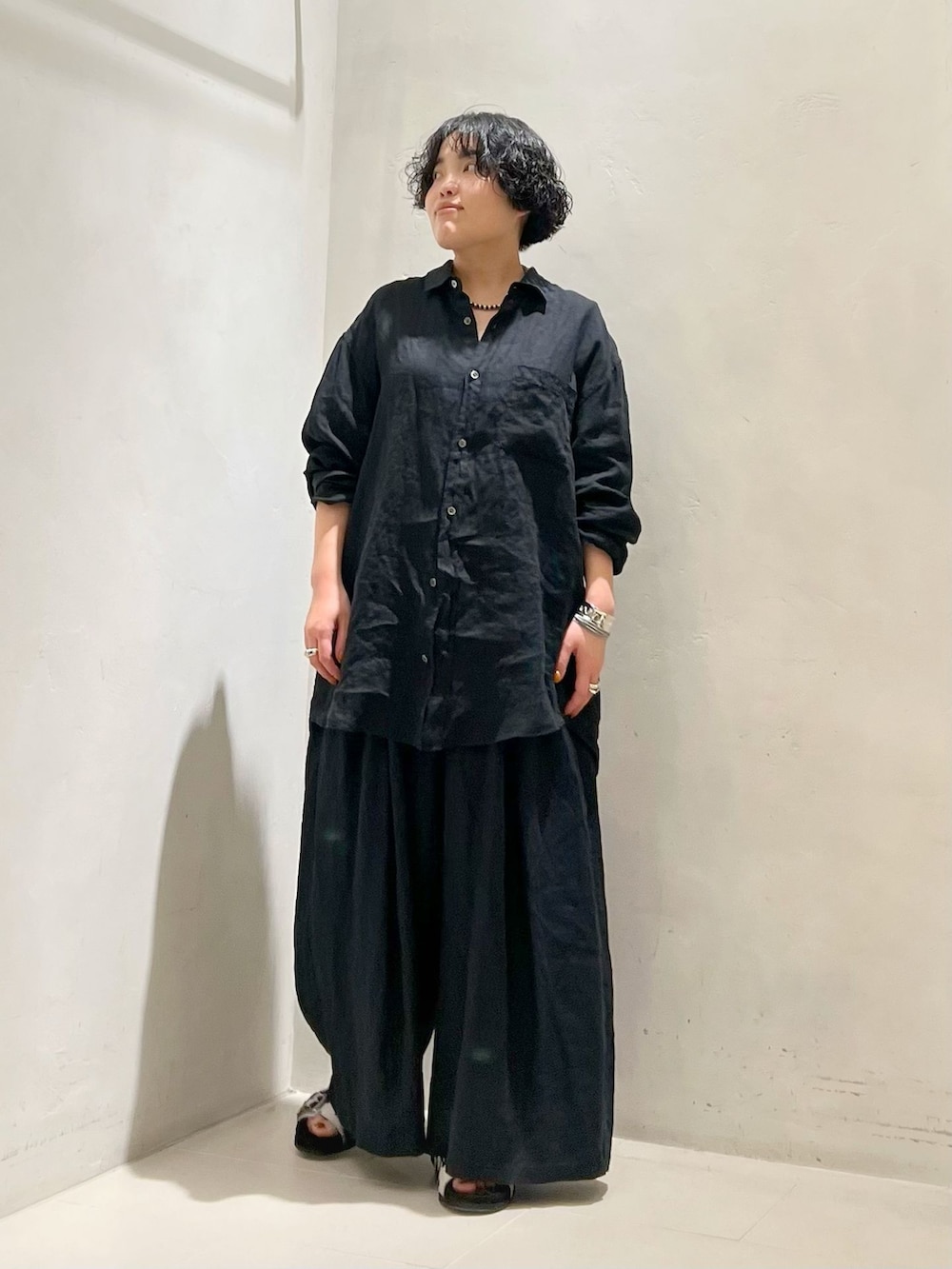 ブラック系のその他パンツ、ブラック系のシャツ/ブラウスを着用したレディースの春コーディネートの2枚目の写真
