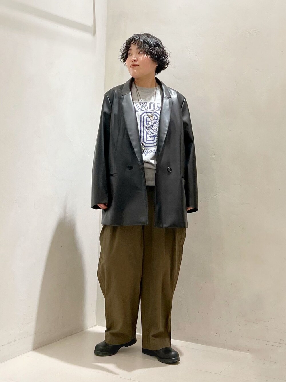 グリーン系のその他パンツ、グレー系のTシャツ/カットソーを着用したレディースの春コーディネートの5枚目の写真