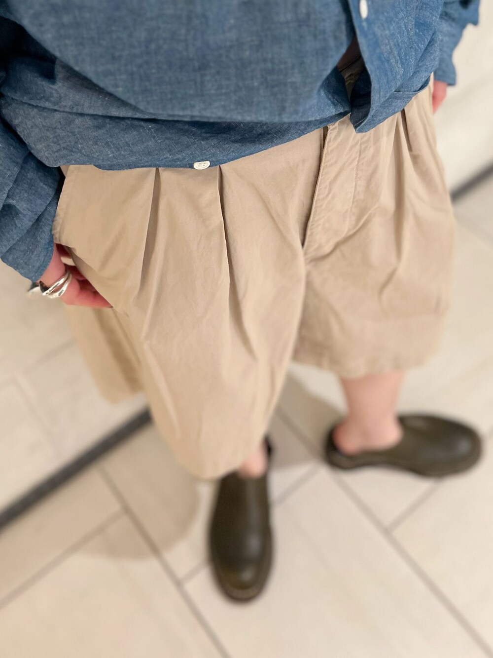 ブルー系のシャツ/ブラウスを着用したレディースの春コーディネートの9枚目の写真