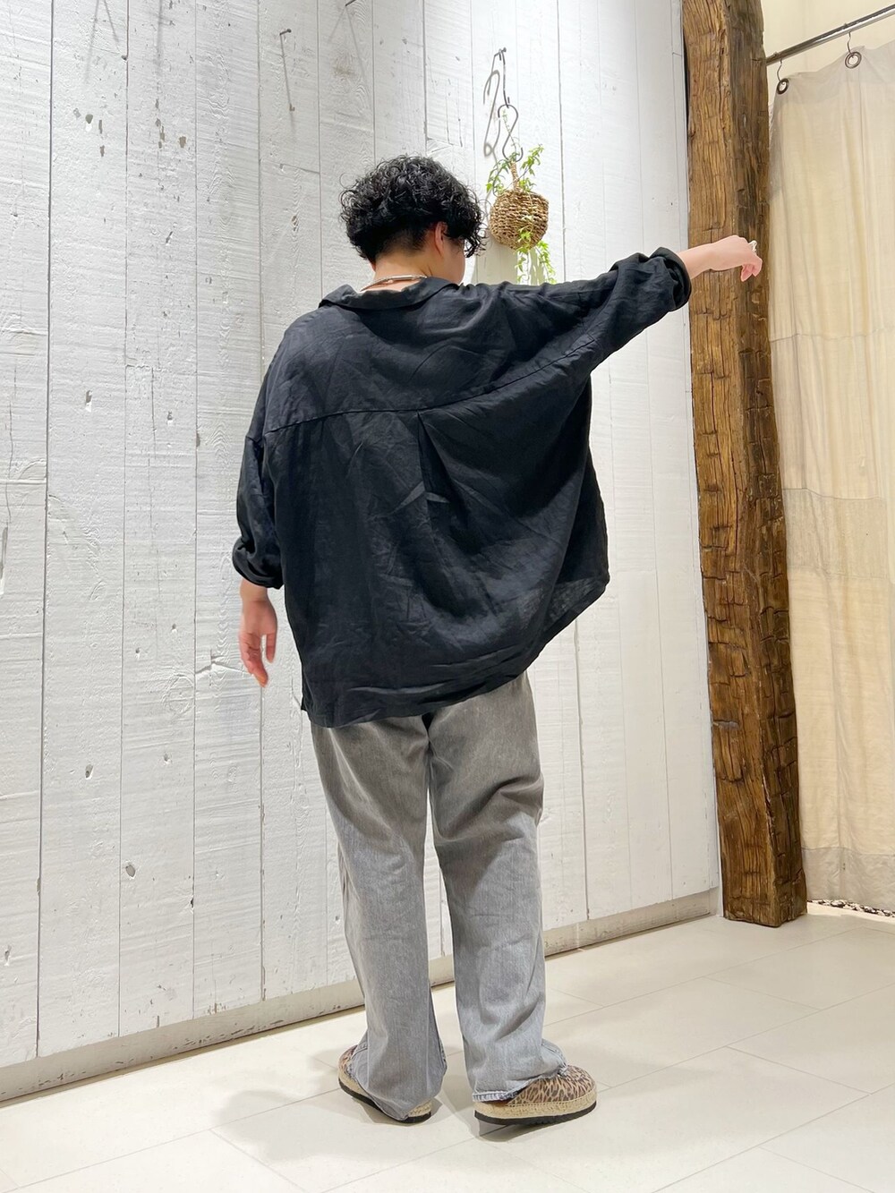 ブラック系のシャツ/ブラウスを着用したレディースの春コーディネートの5枚目の写真