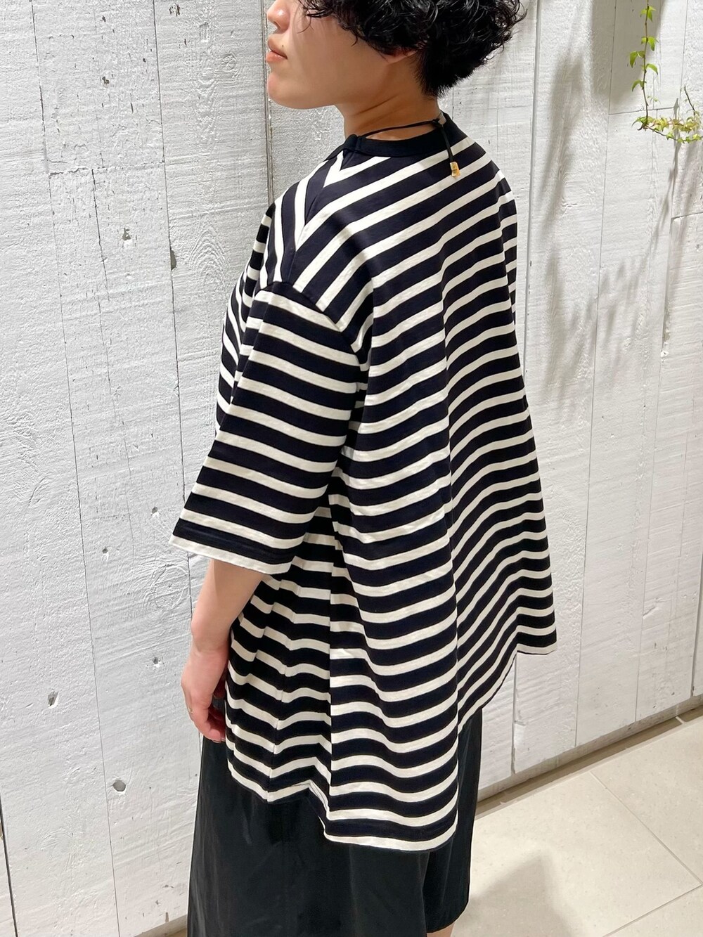 ブラック系のその他パンツ、ブラック系のTシャツ/カットソーを着用したレディースの夏コーディネートの6枚目の写真