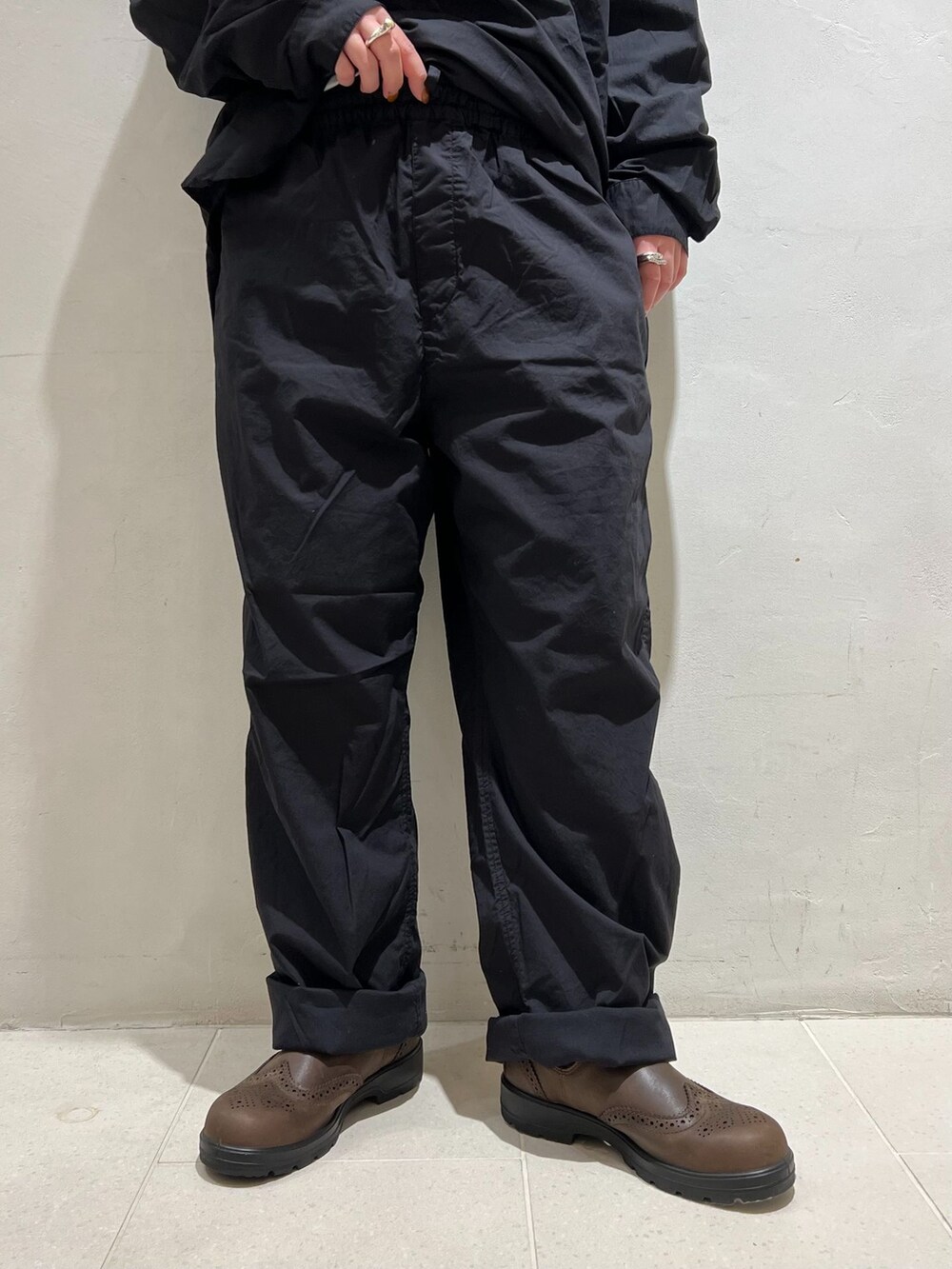 ブラック系のその他パンツ、ブラック系のシャツ/ブラウス、ホワイト系のTシャツ/カットソーを着用したレディースの春コーディネートの8枚目の写真