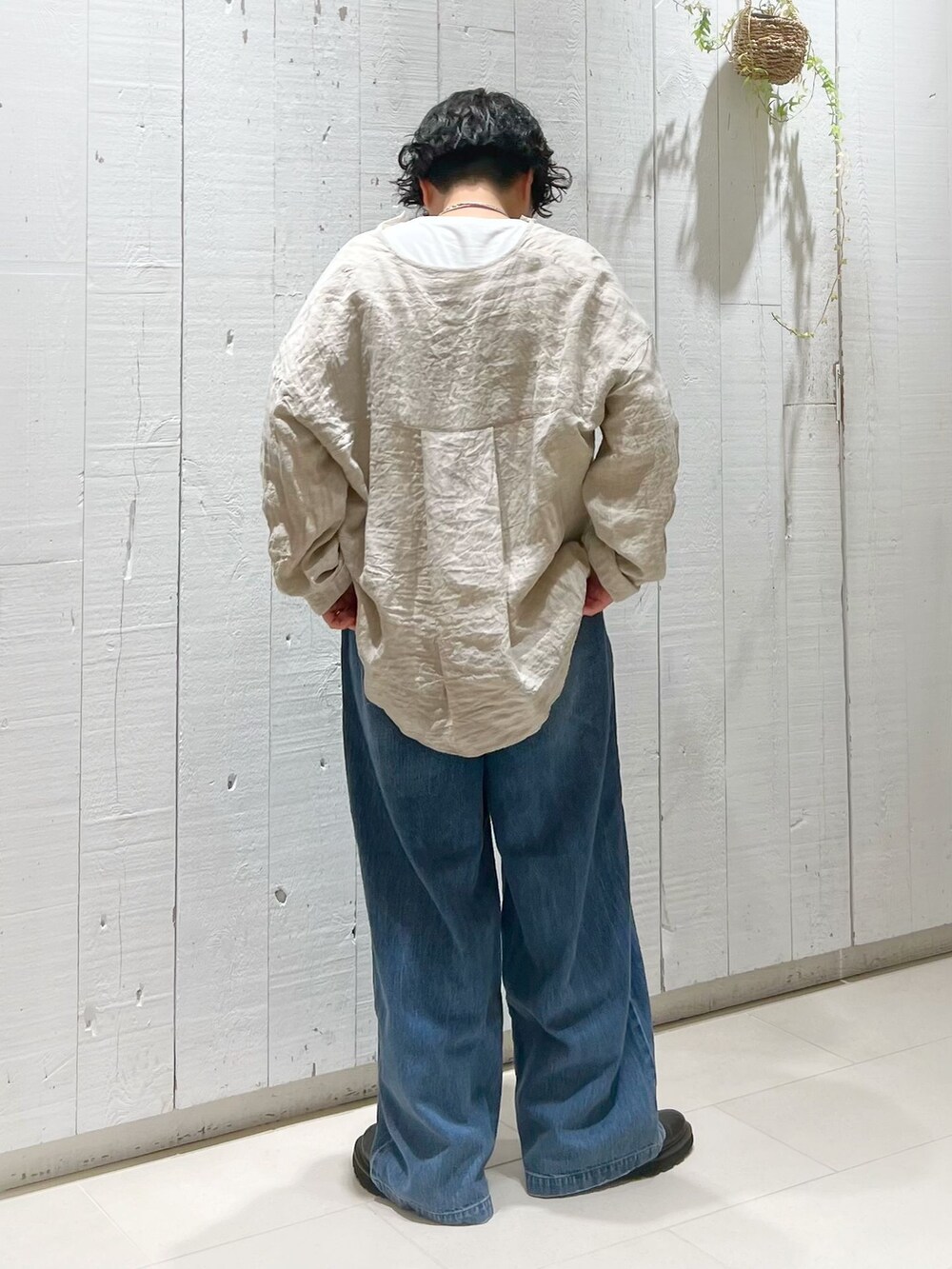 ブルー系のデニムパンツ、ホワイト系のシャツ/ブラウス、ホワイト系のTシャツ/カットソーを着用したレディースの夏コーディネートの5枚目の写真
