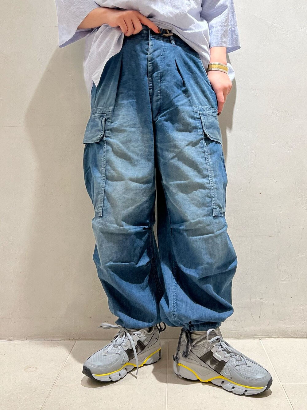 ブラウン系のテーラードジャケット、ブルー系のシャツ/ブラウス、ホワイト系のTシャツ/カットソーを着用したレディースの春コーディネートの8枚目の写真