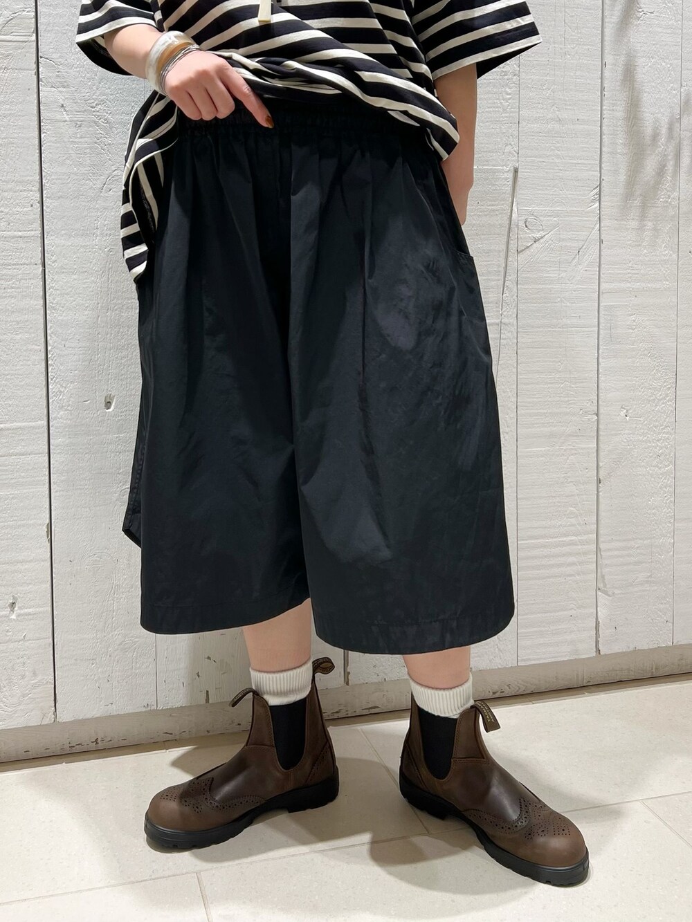 ブラック系のその他パンツ、ブラック系のTシャツ/カットソーを着用したレディースの夏コーディネートの4枚目の写真