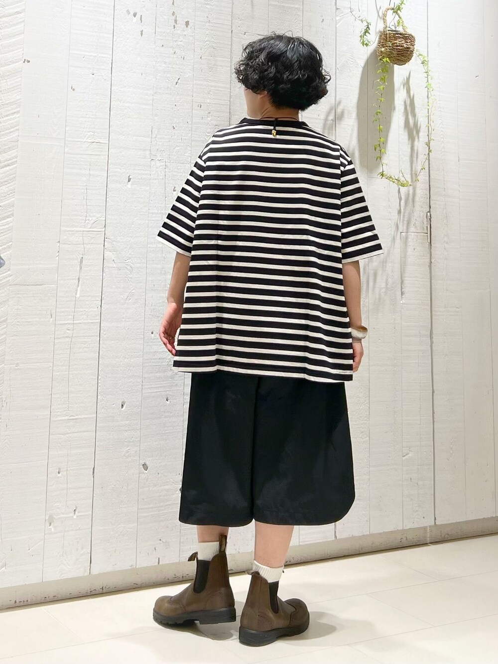 ブラック系のその他パンツ、ブラック系のTシャツ/カットソーを着用したレディースの夏コーディネートの3枚目の写真