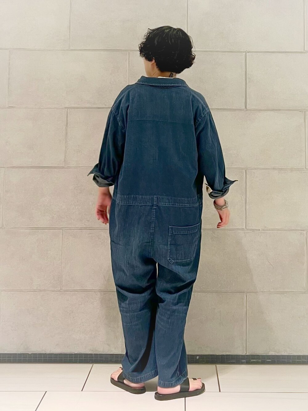ブルー系のつなぎ/オールインワン、ホワイト系のTシャツ/カットソー、ホワイト系のTシャツ/カットソーを着用したレディースの夏コーディネートの2枚目の写真