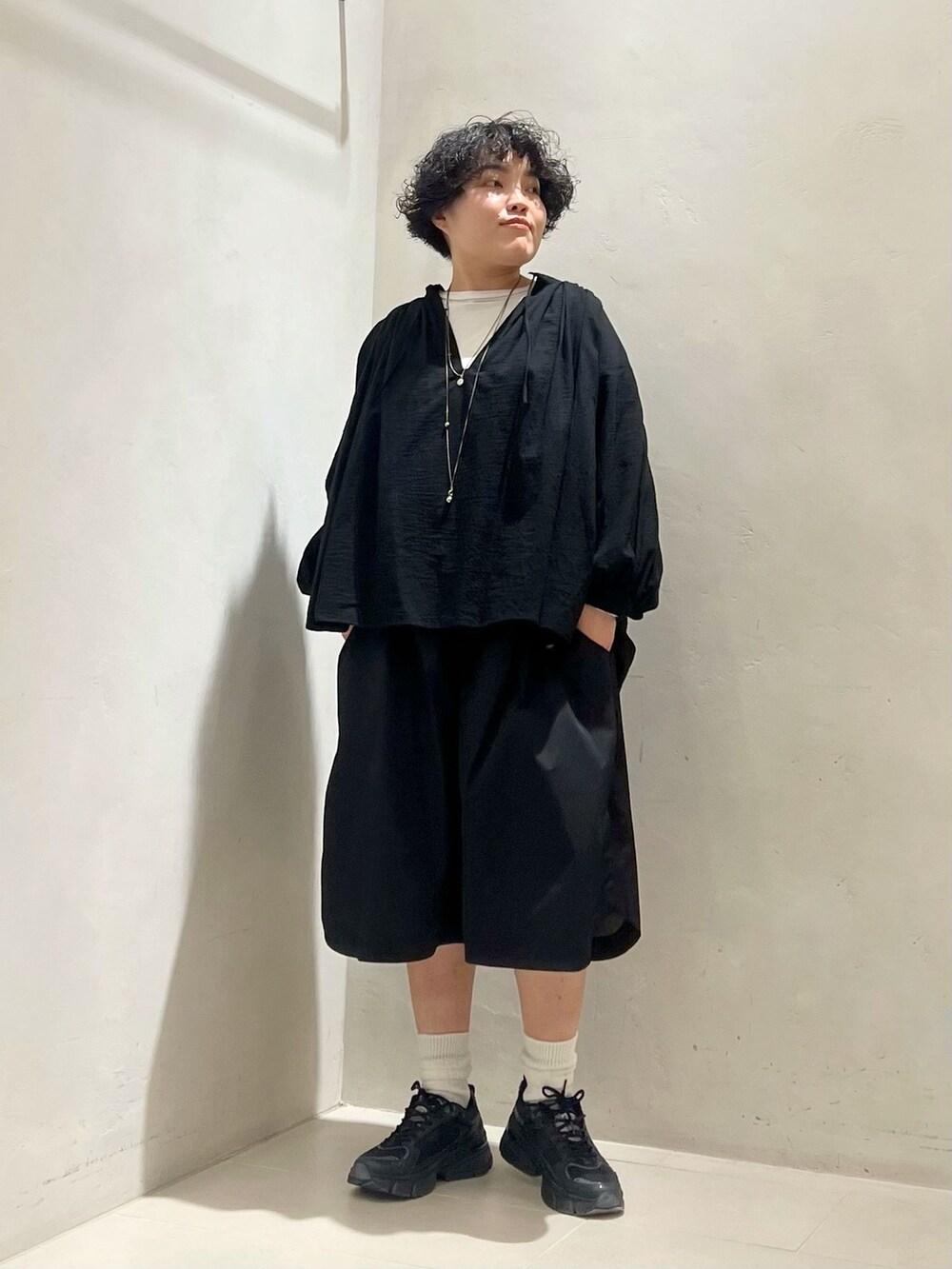 グリーン系のミリタリージャケット、ブラック系のその他パンツ、ホワイト系のTシャツ/カットソーを着用したレディースの冬コーディネートの7枚目の写真