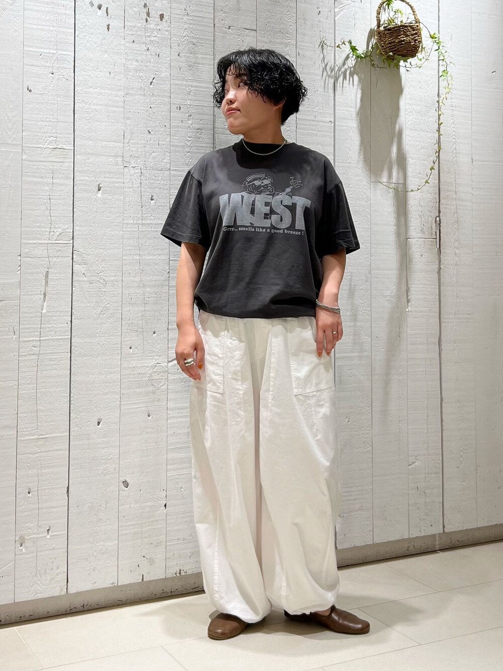 ホワイト系のその他パンツ、ブラック系のワンピース、グレー系のTシャツ/カットソーを着用したレディースの夏コーディネートの7枚目の写真