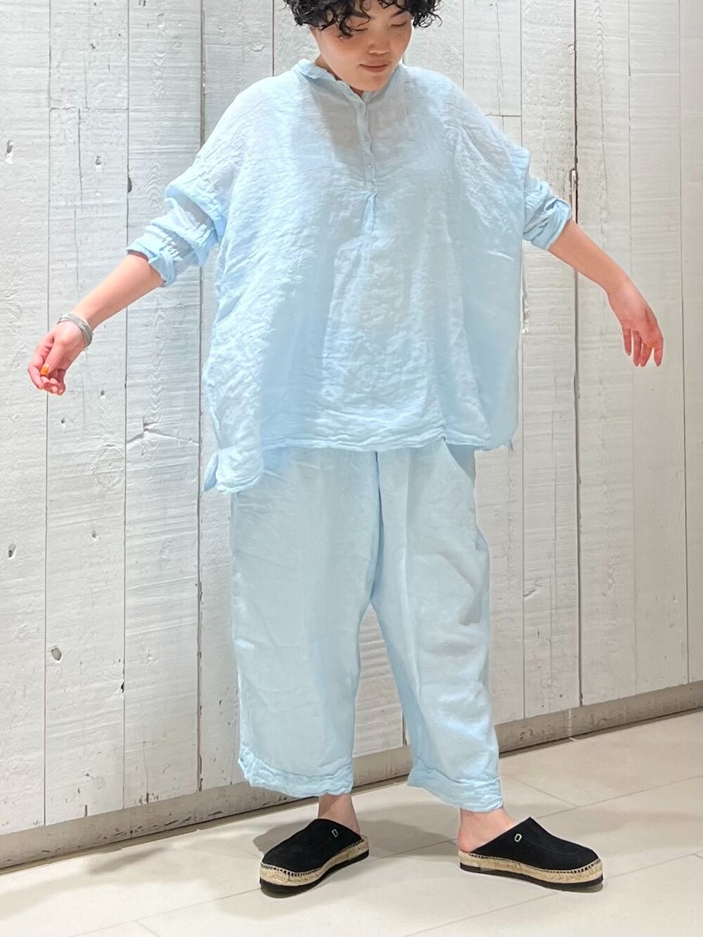 ホワイト系のTシャツ/カットソーを着用したレディースの夏コーディネートの5枚目の写真