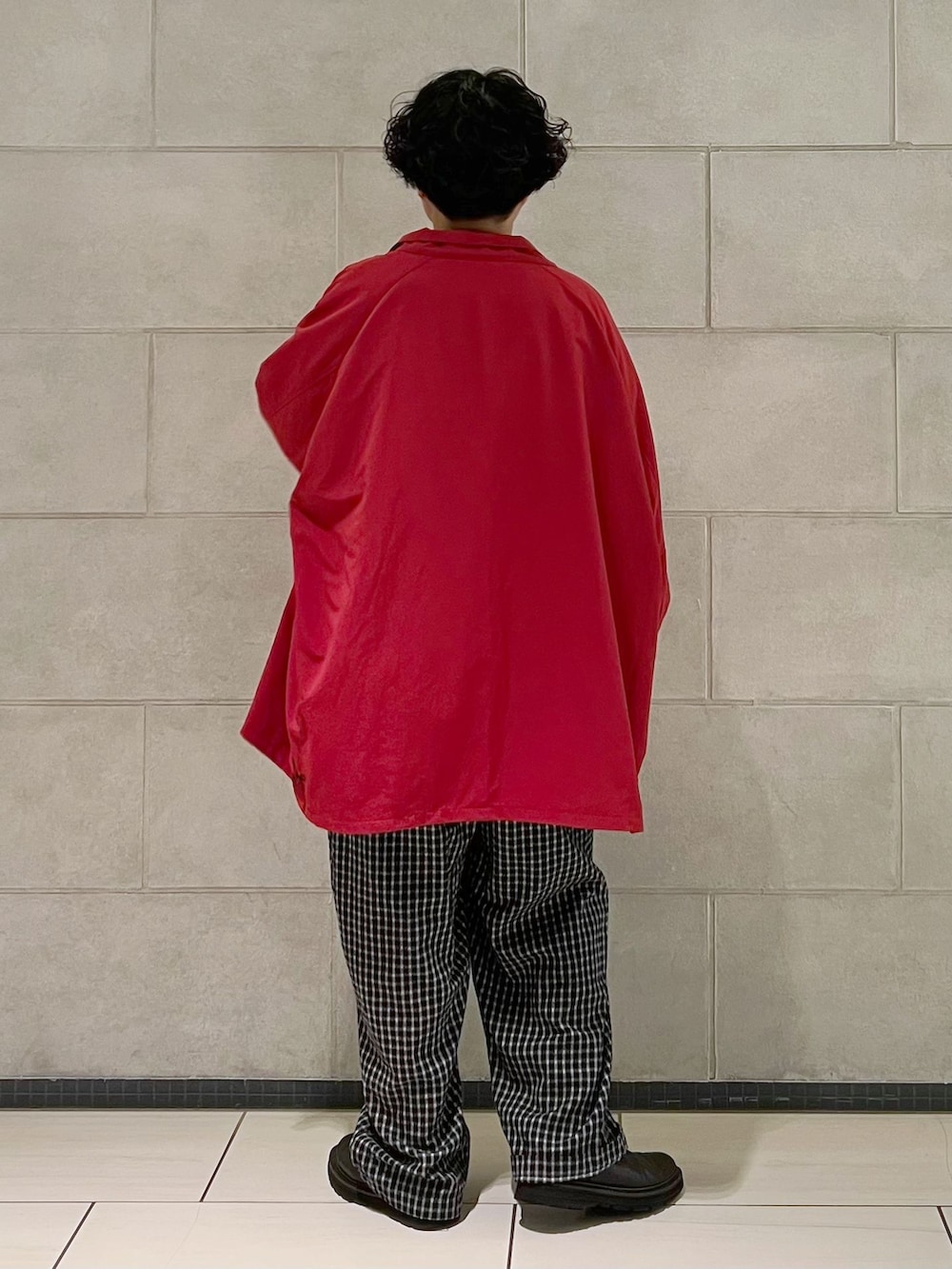 ブラック系のその他パンツ、グレー系のスウェット、ホワイト系のTシャツ/カットソーを着用したレディースの秋コーディネートの4枚目の写真