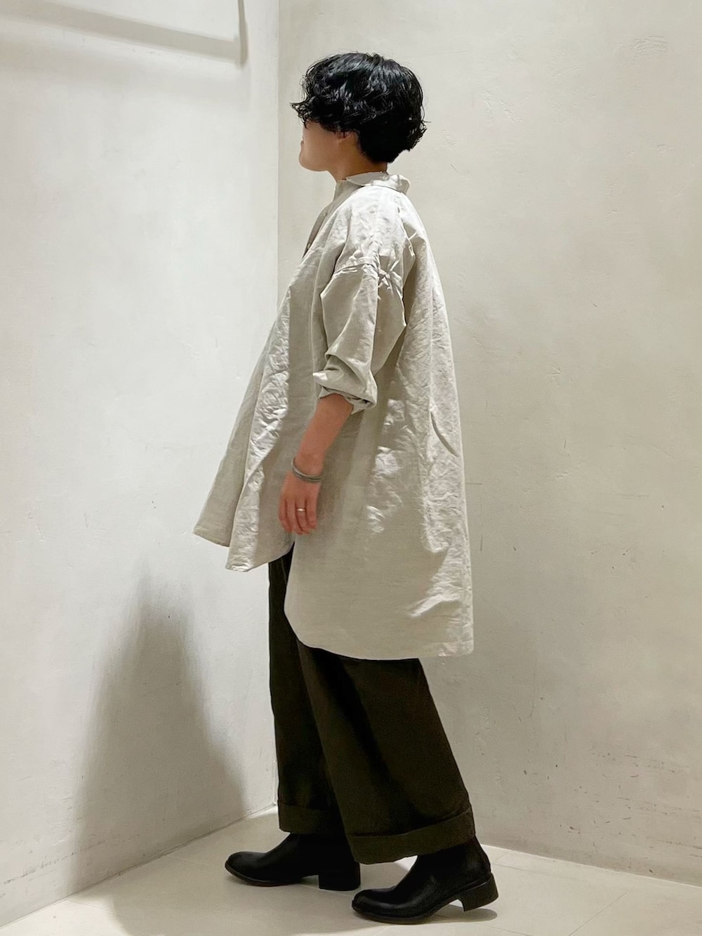 グリーン系のその他パンツ、ホワイト系のシャツ/ブラウスを着用したレディースの夏コーディネートの2枚目の写真