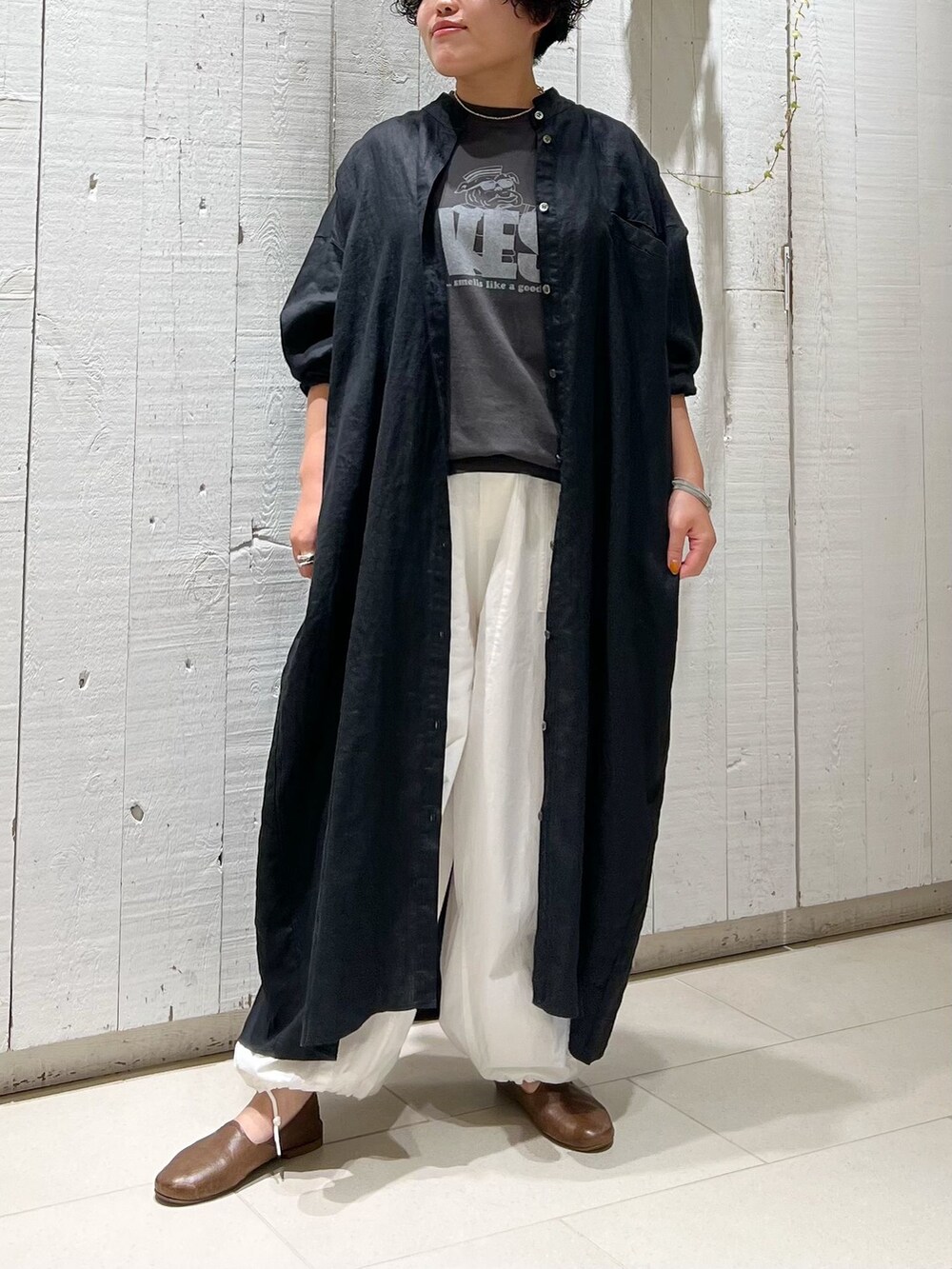 ホワイト系のその他パンツ、ブラック系のワンピース、グレー系のTシャツ/カットソーを着用したレディースの夏コーディネートの4枚目の写真