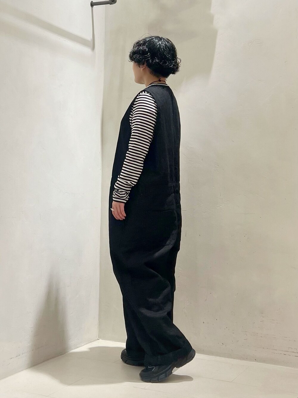 ブラック系のTシャツ/カットソー、ブラック系のつなぎ/オールインワンを着用したレディースの冬コーディネートの2枚目の写真