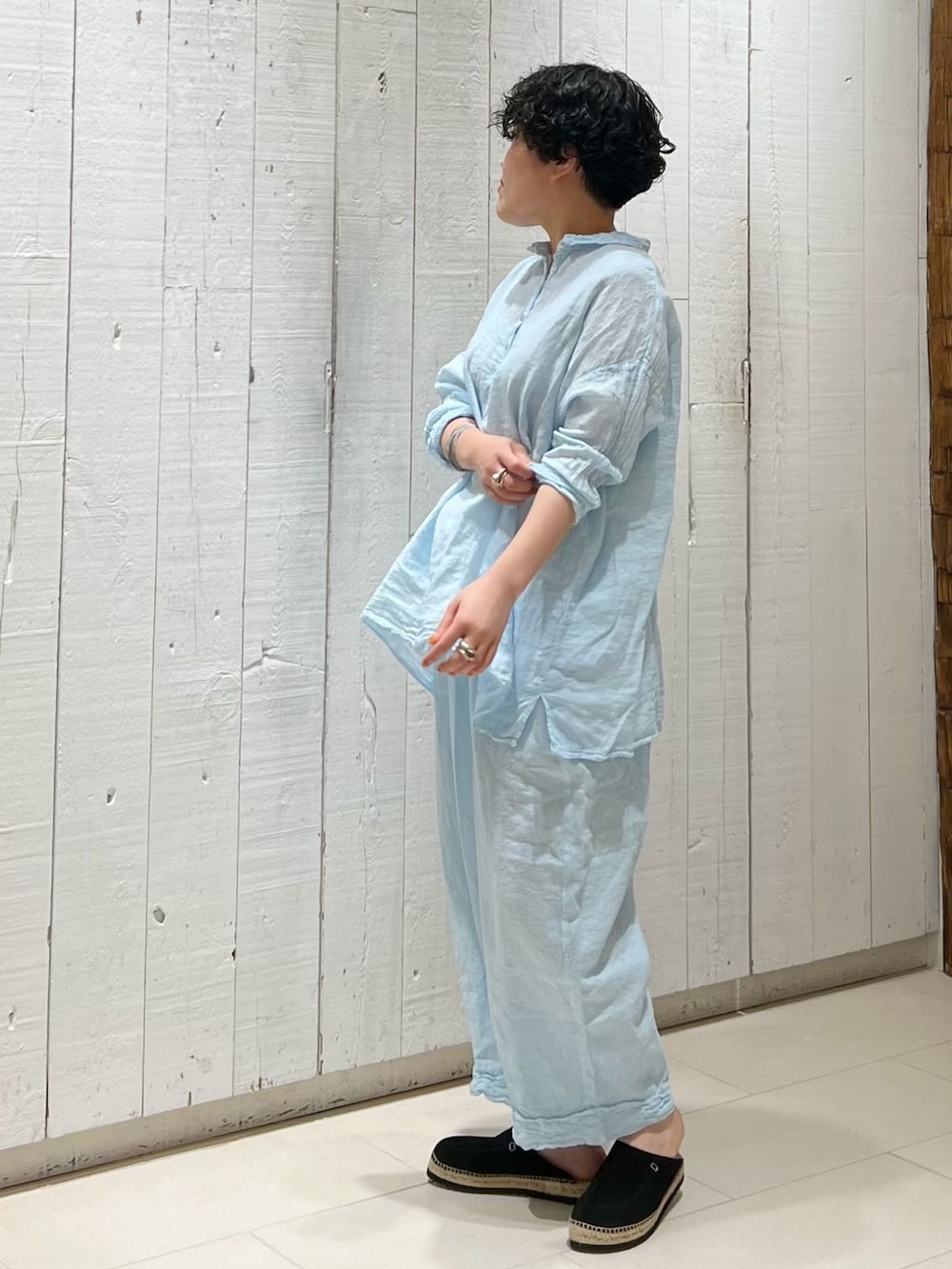ホワイト系のTシャツ/カットソーを着用したレディースの夏コーディネートの2枚目の写真