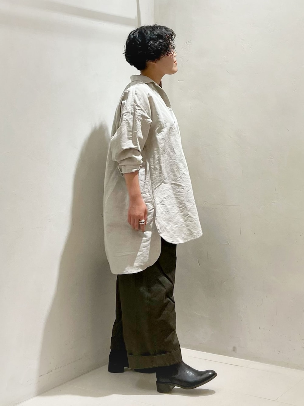 グリーン系のその他パンツ、ホワイト系のシャツ/ブラウスを着用したレディースの夏コーディネートの4枚目の写真