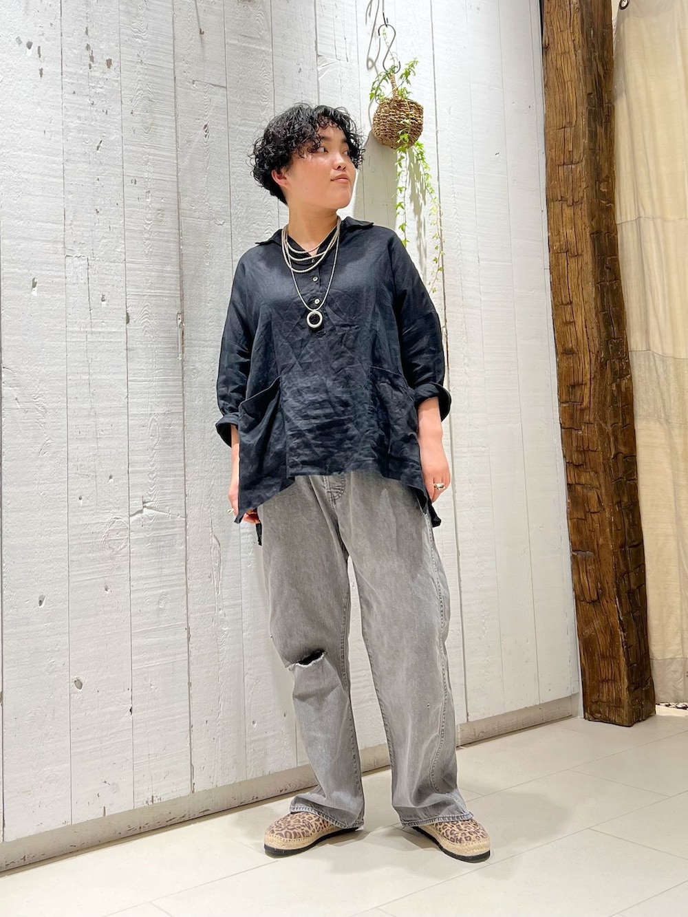 ブラック系のシャツ/ブラウスを着用したレディースの春コーディネートの3枚目の写真