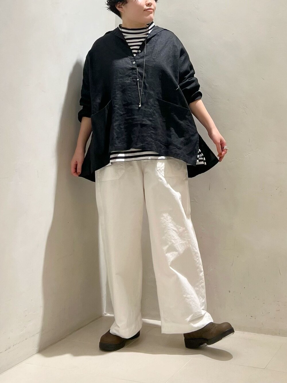 ホワイト系のその他パンツ、ブラック系のシャツ/ブラウス、ブラック系のTシャツ/カットソーを着用したレディースの春コーディネートの5枚目の写真