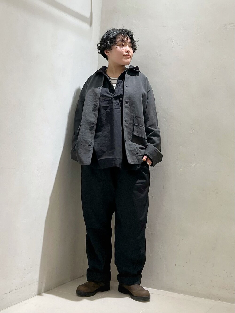 ブラック系のその他パンツ、ブラック系のシャツ/ブラウス、ホワイト系のTシャツ/カットソーを着用したレディースの春コーディネートの3枚目の写真