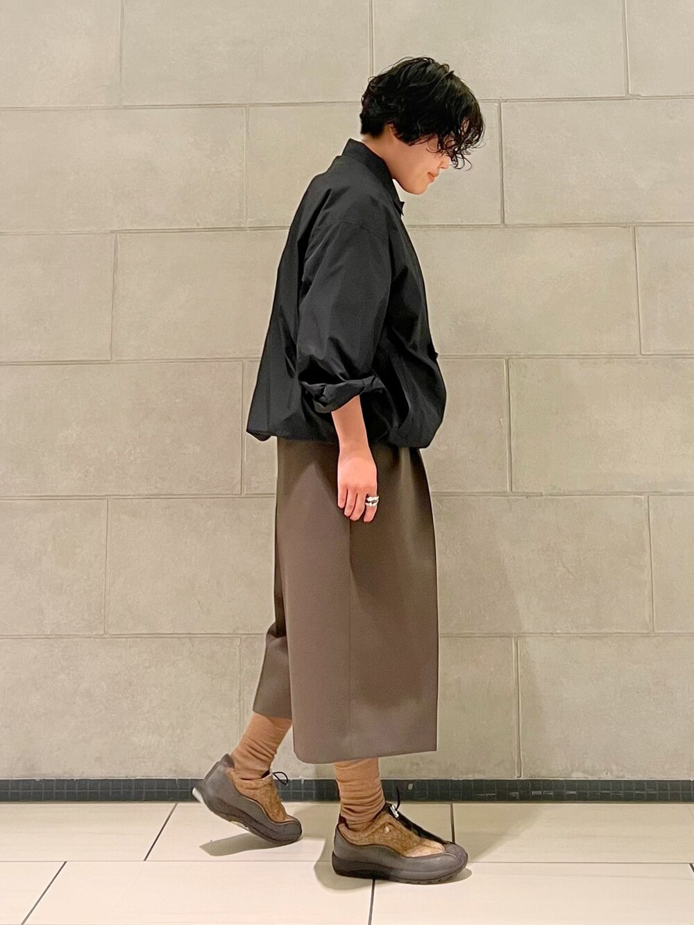 ブラック系のその他アウター、グレー系のTシャツ/カットソーを着用したレディースの秋コーディネートの5枚目の写真