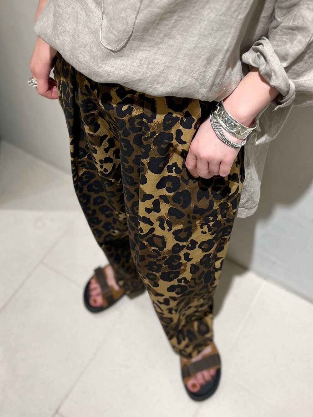 ブラウン系のその他パンツ、ベージュ系のシャツ/ブラウスを着用したレディースの春コーディネートの7枚目の写真
