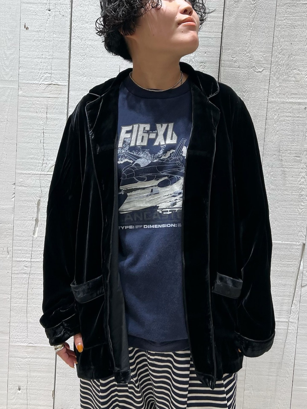 ブルー系のその他パンツ、ブルー系のTシャツ/カットソーを着用したレディースの夏コーディネートの4枚目の写真