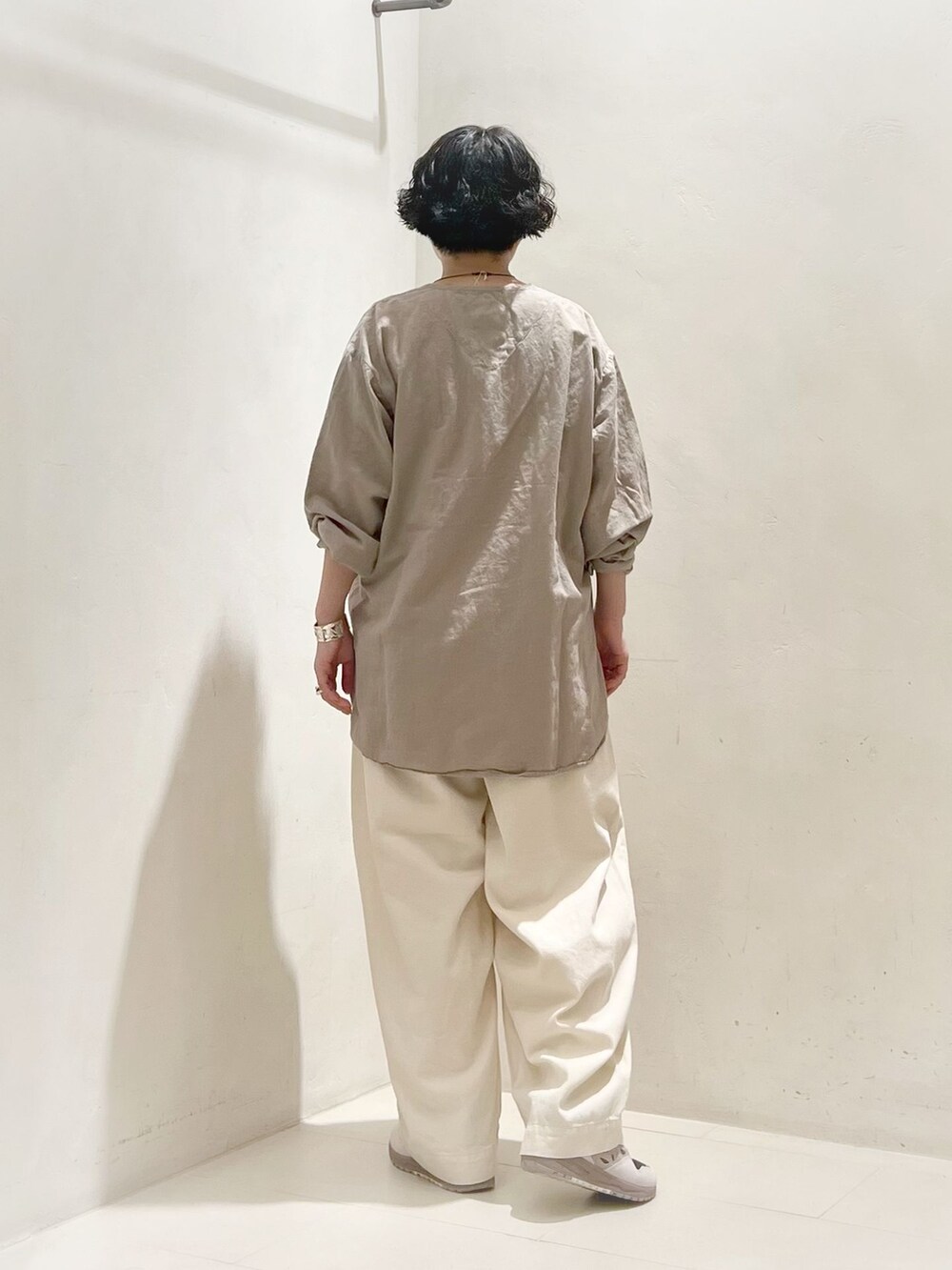 ベージュ系のシャツ/ブラウスを着用したレディースの春コーディネートの2枚目の写真