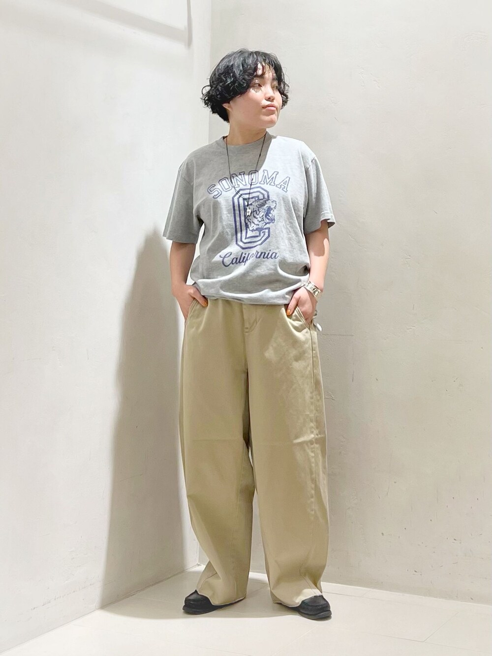 ブルー系のその他アウター、ベージュ系のチノパンツ、グレー系のTシャツ/カットソーを着用したレディースの春コーディネートの6枚目の写真