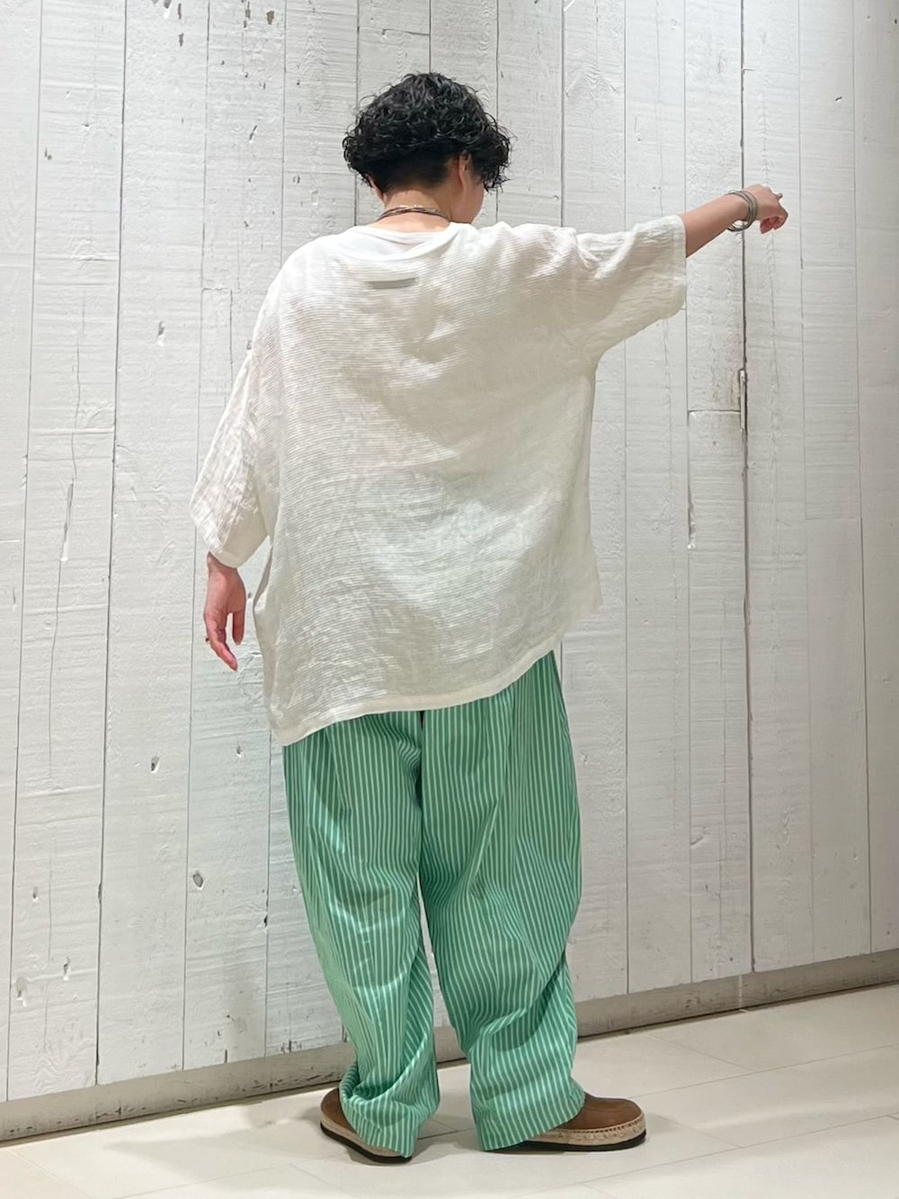 グリーン系のその他パンツ、ホワイト系のシャツ/ブラウス、ホワイト系のTシャツ/カットソーを着用したレディースの夏コーディネートの4枚目の写真