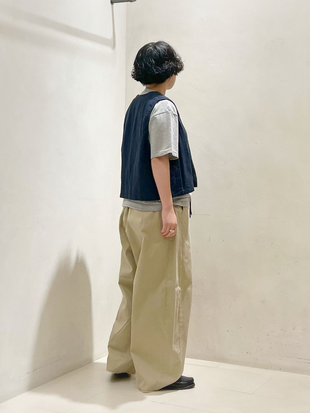 ブルー系のその他アウター、ベージュ系のチノパンツ、グレー系のTシャツ/カットソーを着用したレディースの春コーディネートの2枚目の写真